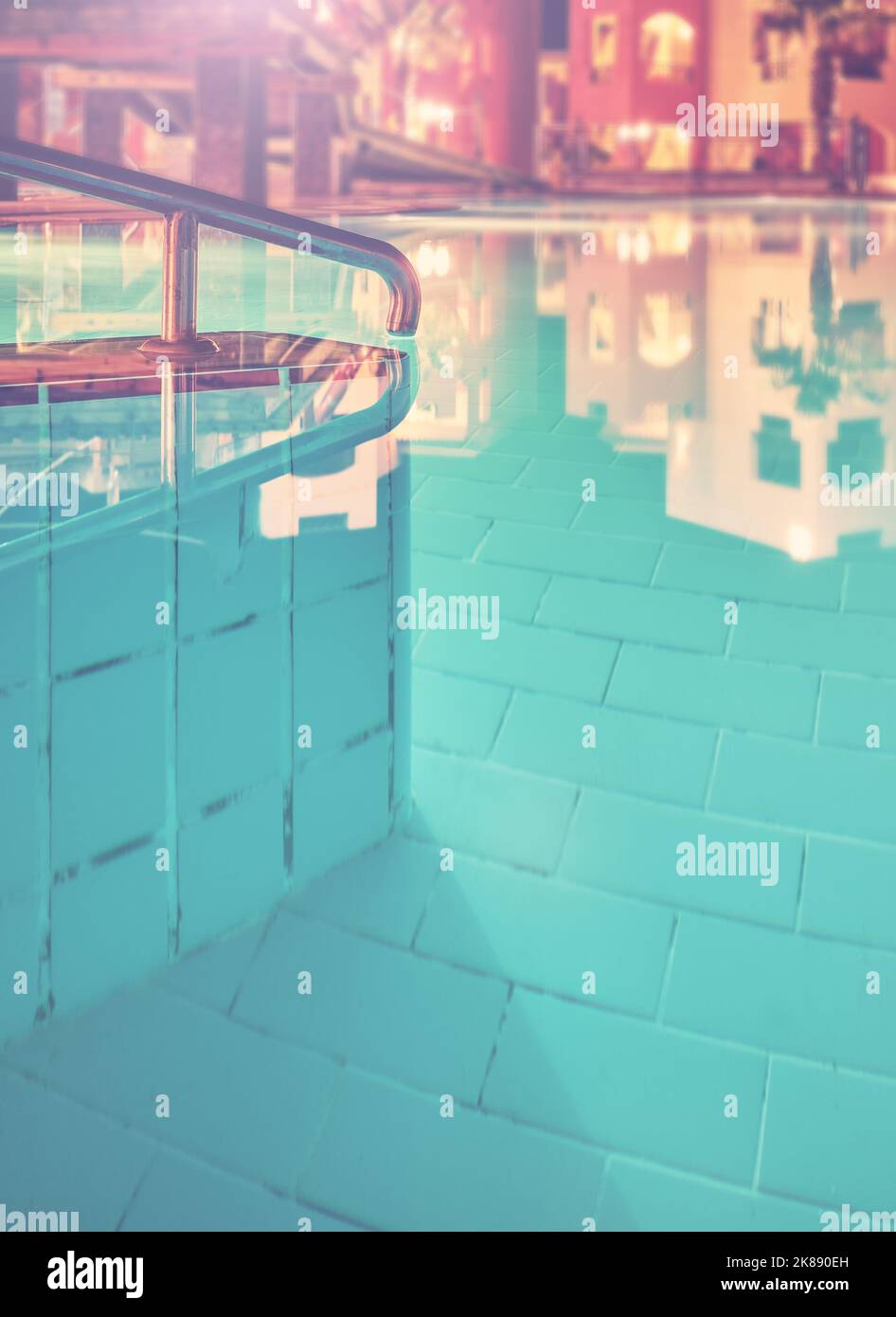 Ingresso piscina e ringhiera di notte, tonalità cromatiche applicate, focalizzazione selettiva. Foto Stock