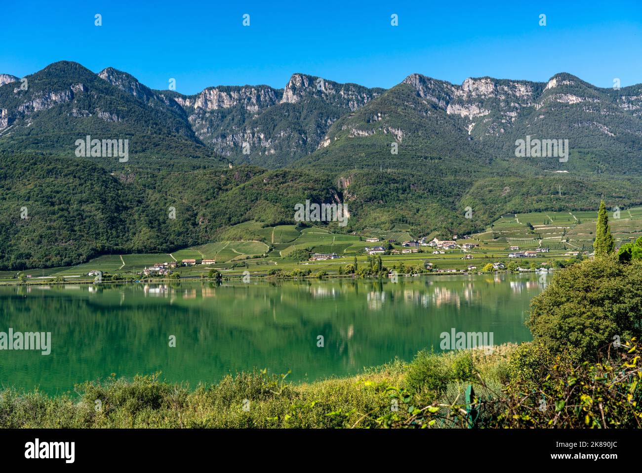 Lago di Caldaro, vicino al paese di Caldaro, in Valle dell'Adige, in Alto Adige, uno dei due laghi più caldi delle Alpi, lago balneabile, circondato da v Foto Stock