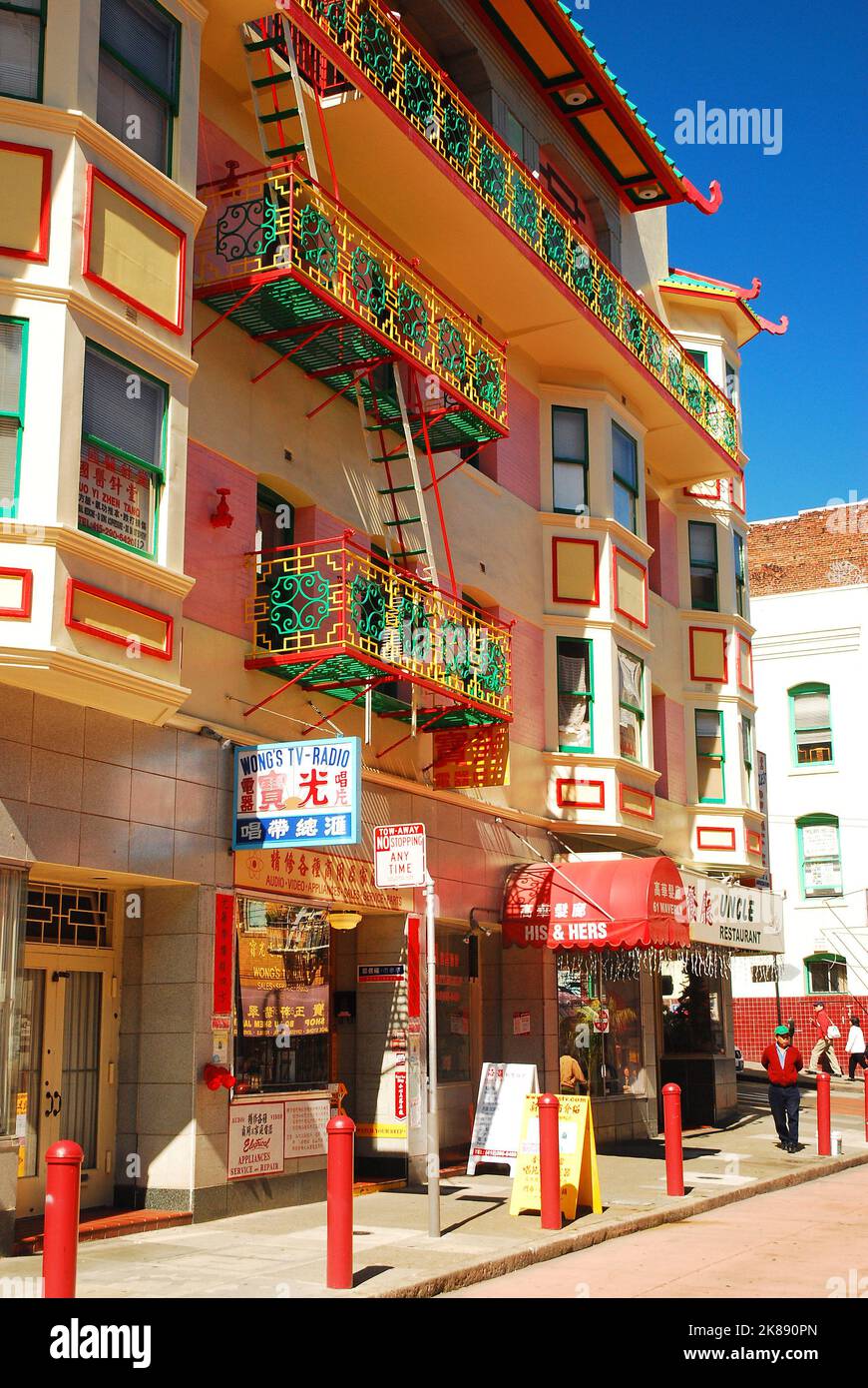 I balconi dipinti illuminano la Chinatown di San Francisco Foto Stock
