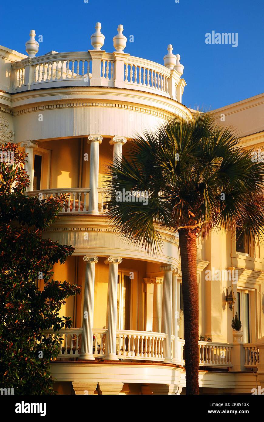 Una casa di lusso e maniero anteguerra mostra un balcone curvo all'angolo della casa lungo il lungomare di Charleston, South Carolina Foto Stock