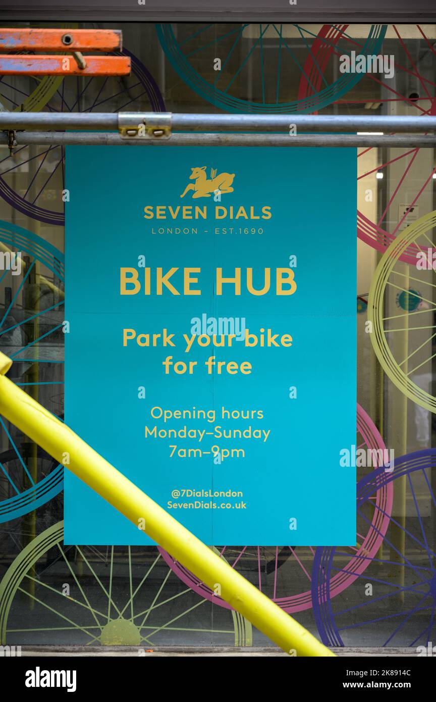 LONDRA - 3 novembre 2020: Poster in vetrina del Seven Dials Bike Hub, Covent Garden Foto Stock