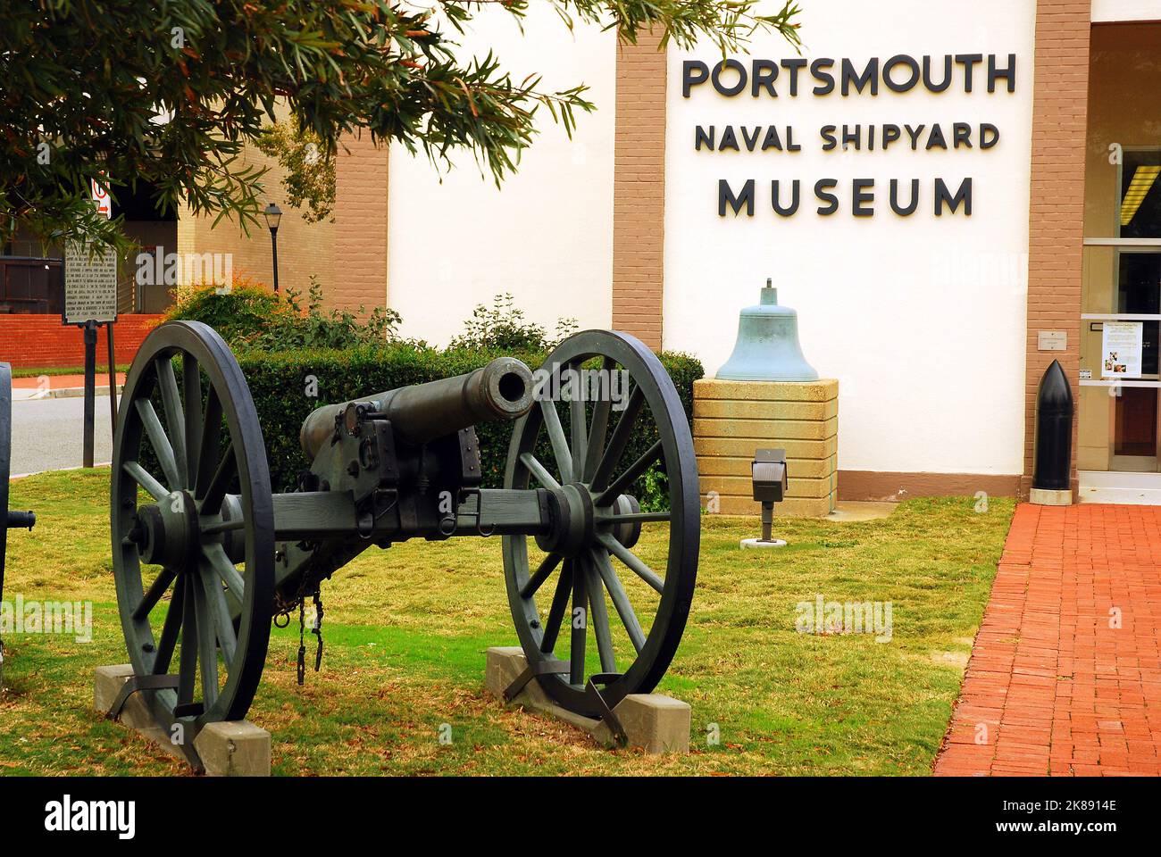 Un Cannon è in mostra al Portsmouth Naval Shipyard Museum, una struttura che mostra il collegamento della città con il mare e il porto navale Foto Stock