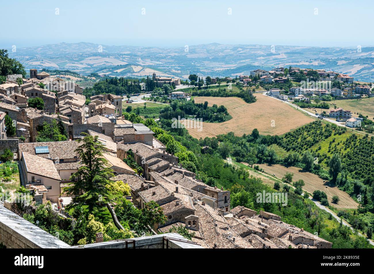 Civitella, italia: 06-24-2022: Vista ad angolo alto di Civitella del Tronto Foto Stock