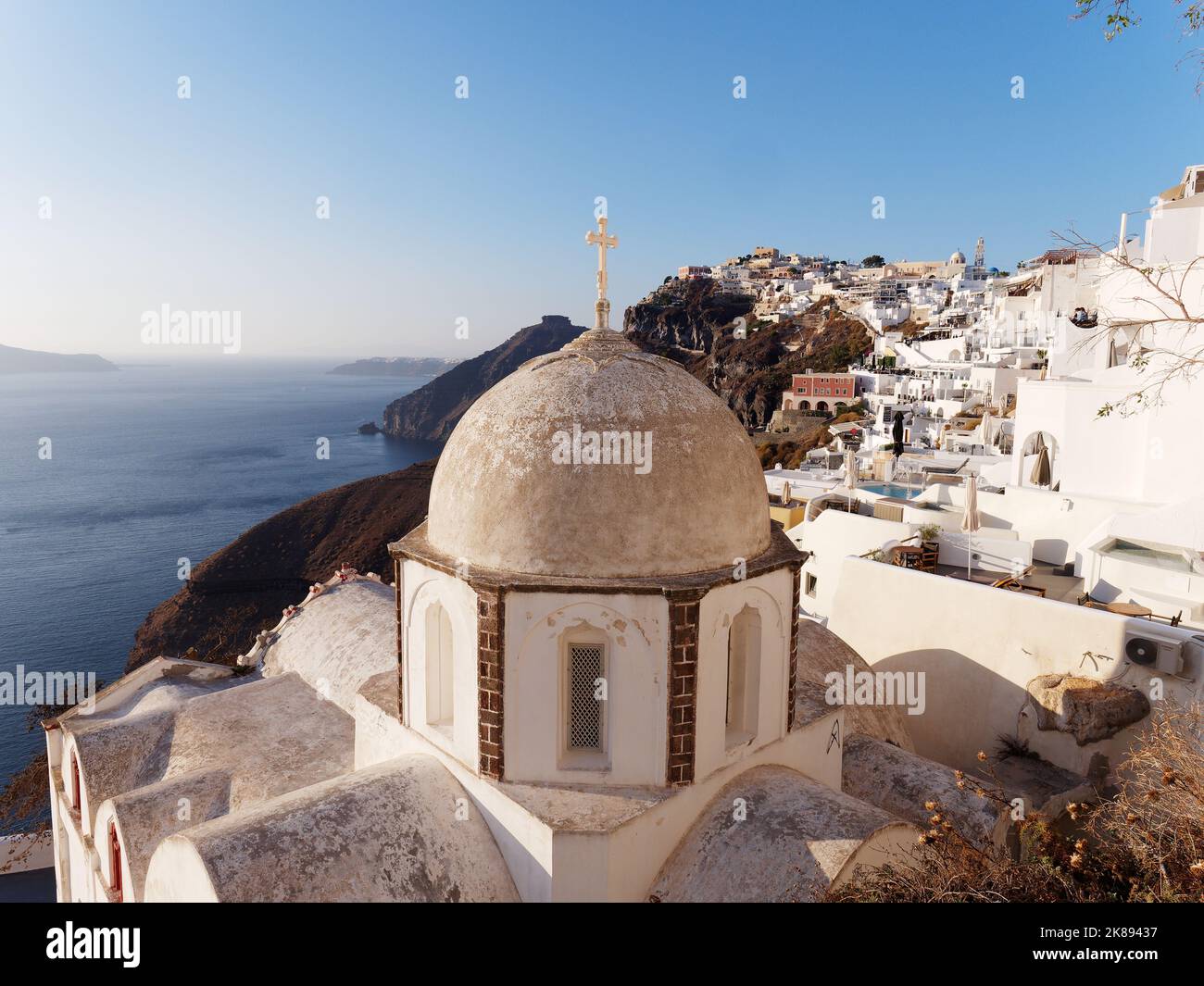 San Giovanni la chiesa teologica nella città di Fira con vista sulla Caldera. Isole Cicladi greche di Santorini nel Mar Egeo Foto Stock