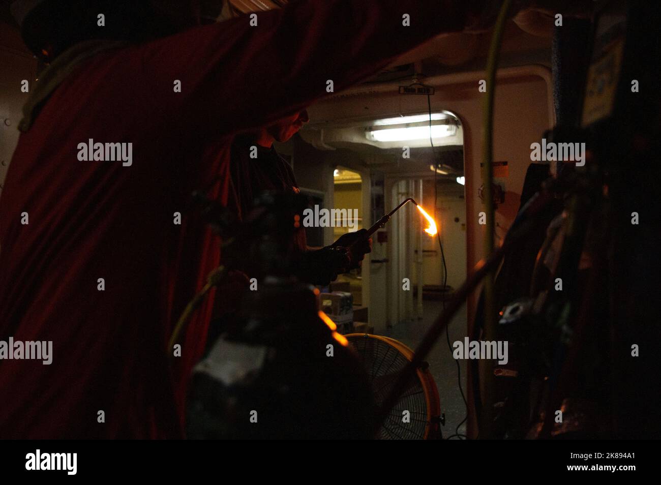 U.S. Coast Guard Petty Officer 2nd Class Frederick Davis, un tecnico di macchinari a bordo di USCGC Hamilton (WMSL 753), si prepara a riparare il solenoide su un frigorifero mentre è in corso nell'Oceano Atlantico, 21 settembre 2022. Hamilton è in programma un dispiegamento nell'area delle operazioni delle forze navali europee degli Stati Uniti, impiegato dalla U.S. Sesta flotta, per difendere gli interessi degli Stati Uniti, alleati e partner. (STATI UNITI Guardia costiera foto di Petty Officer 3rd Classe Alejandro Rivera) Foto Stock