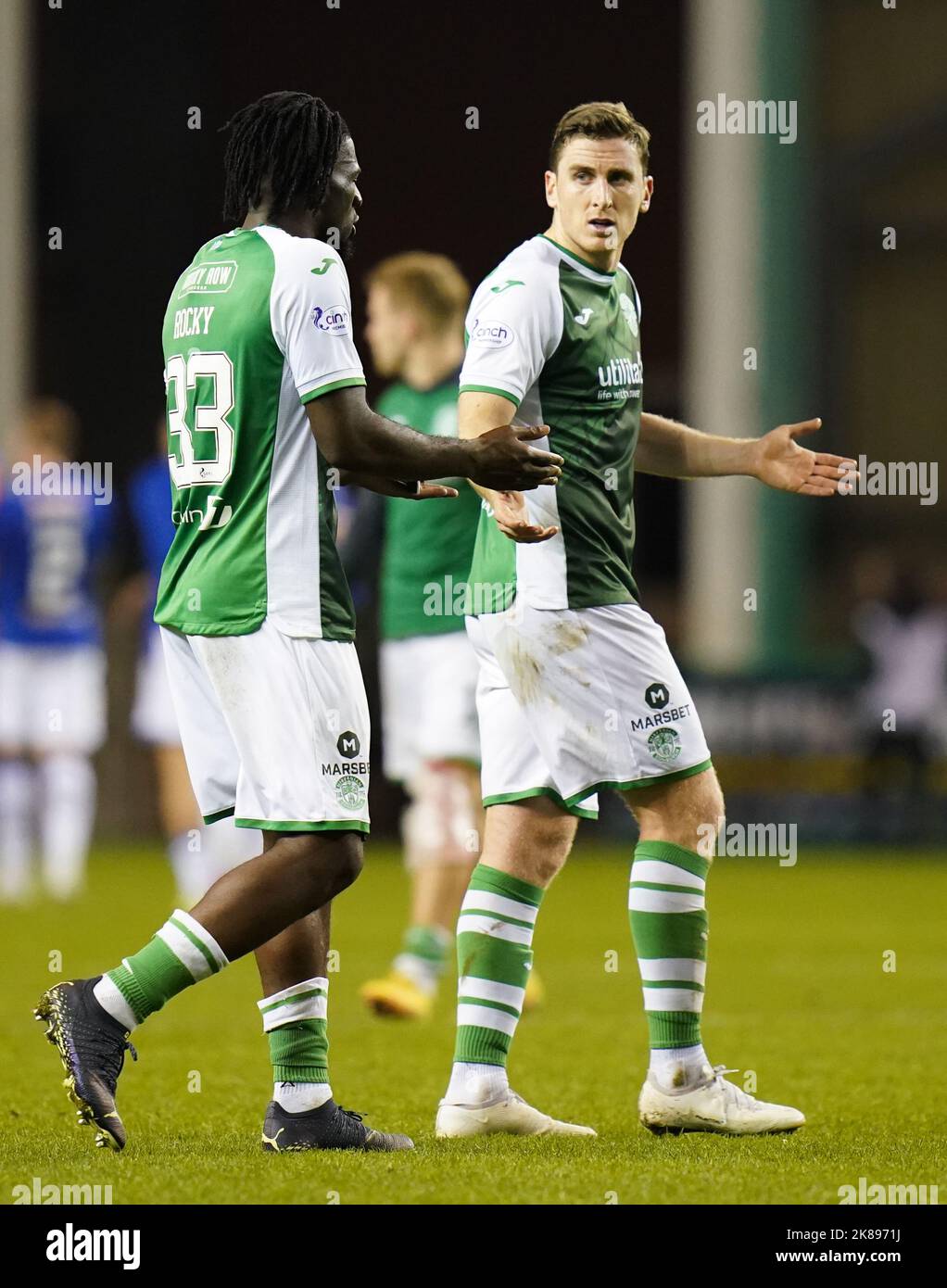 Rocky Bushiri di Hibernian (a sinistra) e Paul Hanlon reagiscono in seguito alla partita Cinch Premiership a Easter Road, Edimburgo. Data immagine: Venerdì 21 ottobre 2022. Foto Stock