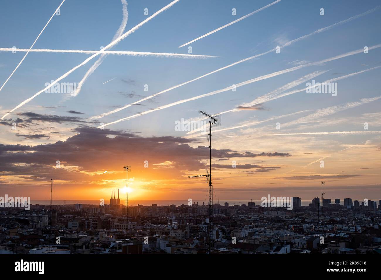 Numerosi resti del passaggio di aerei sul cielo blu, Barcellona, Catalogna, Spagna Foto Stock