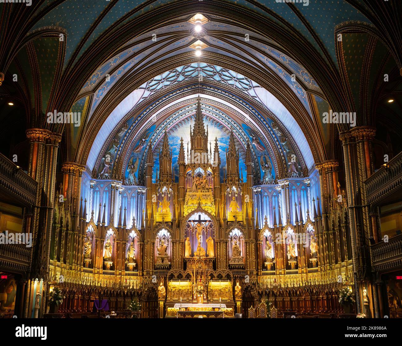 Nicchie d'oro con statue religiose dietro l'altare maggiore nella Basilica di Notre-Dame nella Vecchia Montreal, Quebec, una chiesa cattolica romana di rinascita gotica. Foto Stock