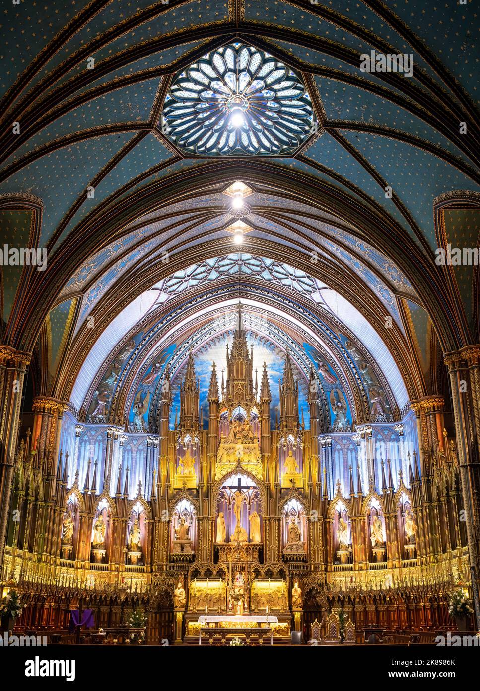 L'altare maggiore e la pala d'altare dorata della Basilica di Notre-Dame nella Vecchia Montreal con statue religiose in nicchie d'oro ornate. Foto Stock L'altare maggiore e la pala d'altare dorata della Basilica di Notre-Dame nella Vecchia Montreal con statue religiose in nicchie d'oro ornate. Foto Stock
