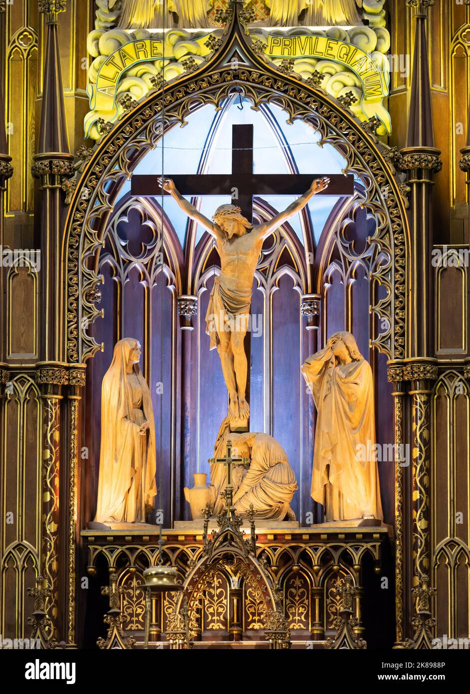 L'altare privilegiato, o altare Privilegiatum, con la Statua di Gesù Crocifisso dietro l'altare maggiore presso la Basilica di Notre-Dame nella Vecchia Montreal, Quebec Foto Stock L'altare privilegiato, o altare Privilegiatum, con la Statua di Gesù Crocifisso dietro l'altare maggiore presso la Basilica di Notre-Dame nella Vecchia Montreal, Quebec Foto Stock