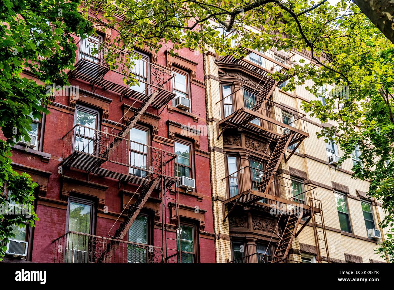 Facciata di case pittoresche a Brooklyn Heights con scale di fuga esterne, New York City, USA Foto Stock