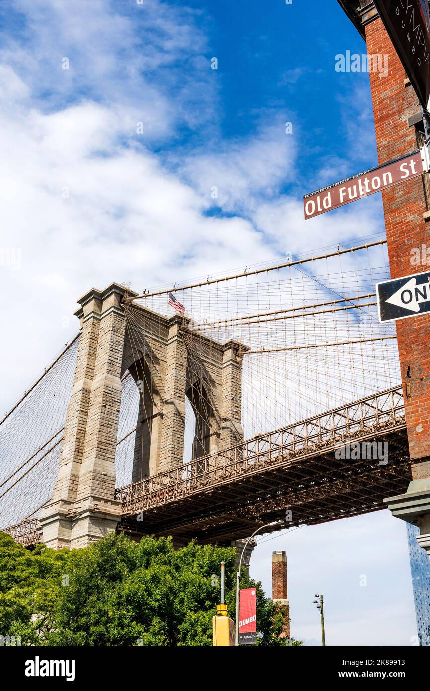 Torre sospesa del Ponte di Brooklyn vista dalla Old Fulton Street a Dumbo, Brooklyn Foto Stock