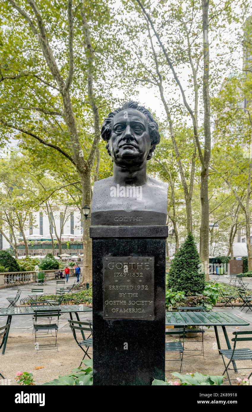 Busto di bronzo di Johann Wolfgang von Goethe nel Bryant Park, parco pubblico accanto alla New York Public Library, Midtown Manhattan, New York City, USA Foto Stock