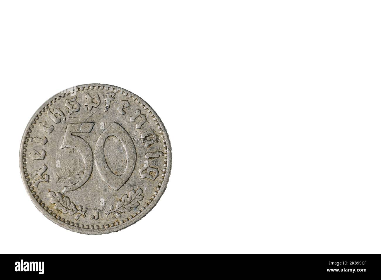 Vista ravvicinata del vecchio lato anteriore della moneta della Germania nazista 50 pfennig del 1939. Concetto Numismatico. Foto Stock