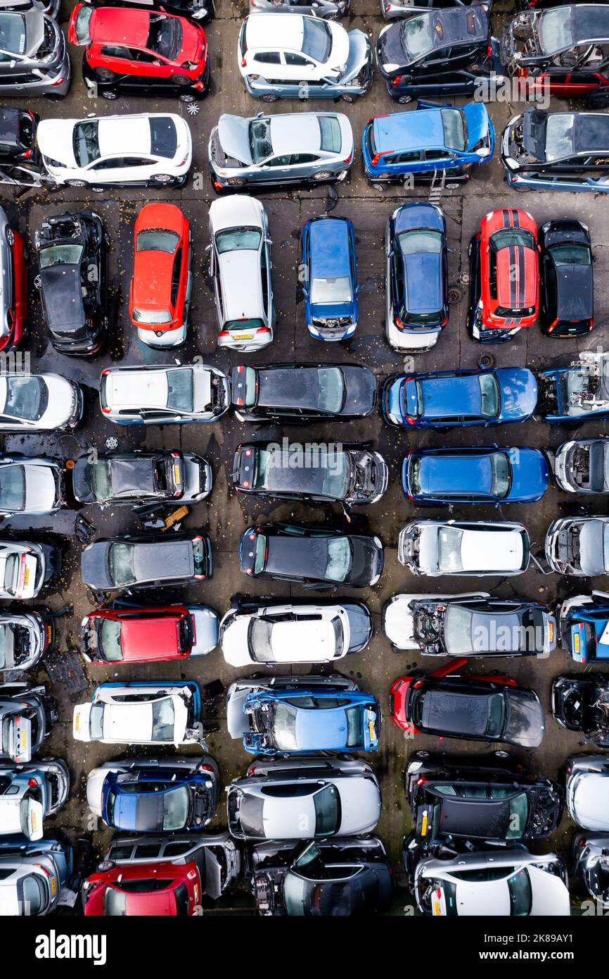 LEEDS, REGNO UNITO - 3 OTTOBRE 2022. Vista aerea direttamente sopra le file di rottami di auto metalliche coinvolti in incidenti stradali in un concetto di assicurazione auto sfondo Foto Stock