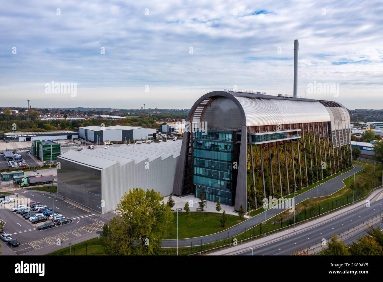 Una vista aerea dell'impianto di riciclaggio e recupero di energia di Veolia a Leeds con una parete o un giardino verticale per la neutralità netta dello zero e del carbonio Foto Stock
