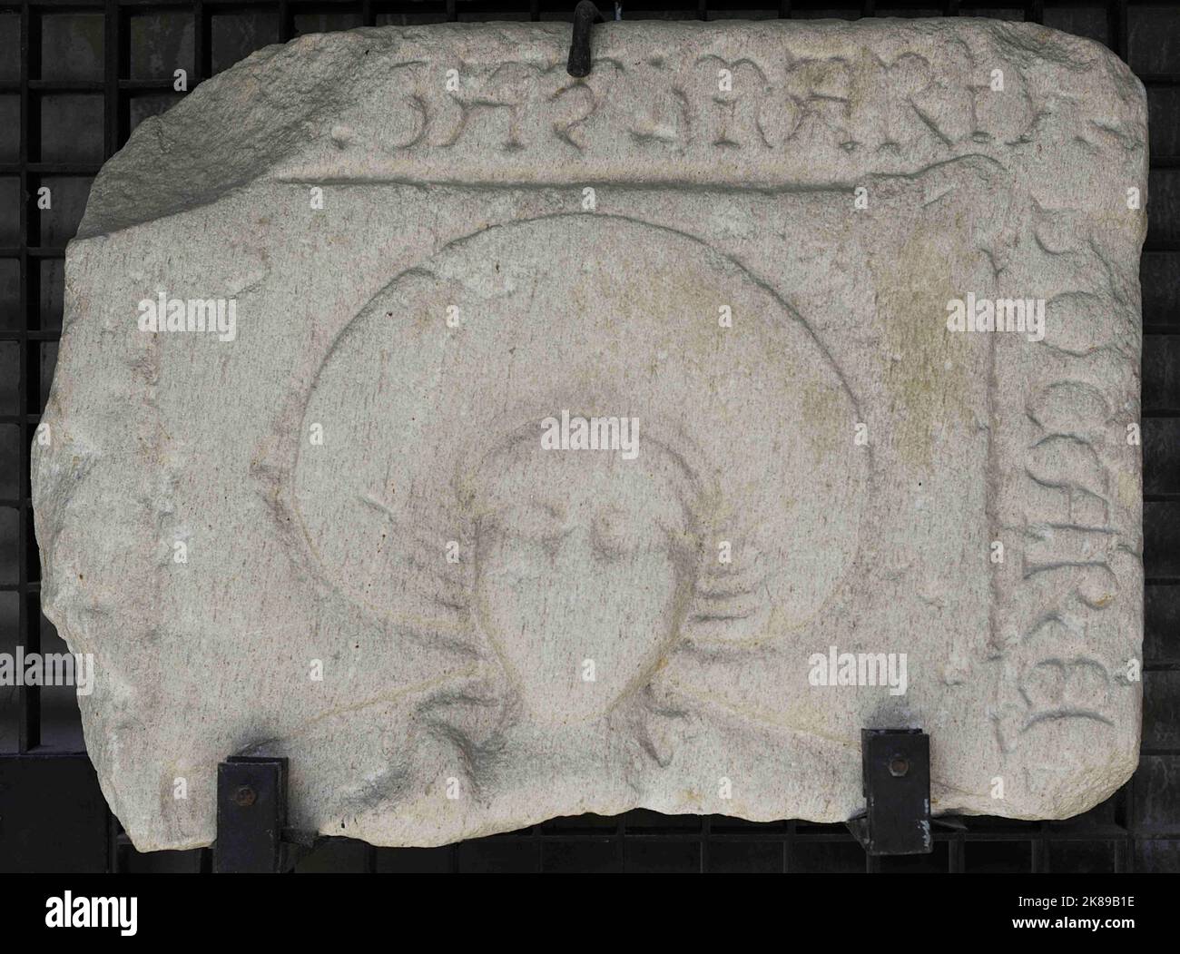 Lapide di Maria, donna con testa a rullo, una tendenza di grande successo nella scultura funeraria galiziana. Foto Stock