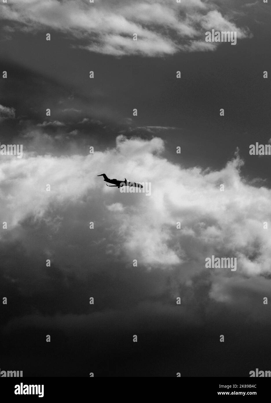 Un aereo jet passeggeri si avvicina a un atterraggio all'aeroporto municipale di Santa Fe a Santa Fe, New Mexico. Foto Stock
