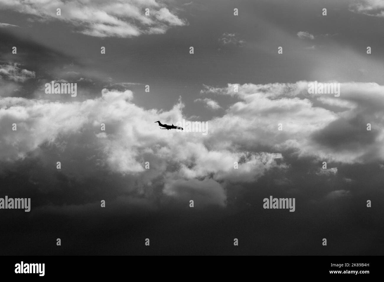 Un aereo jet passeggeri si avvicina a un atterraggio all'aeroporto municipale di Santa Fe a Santa Fe, New Mexico. Foto Stock