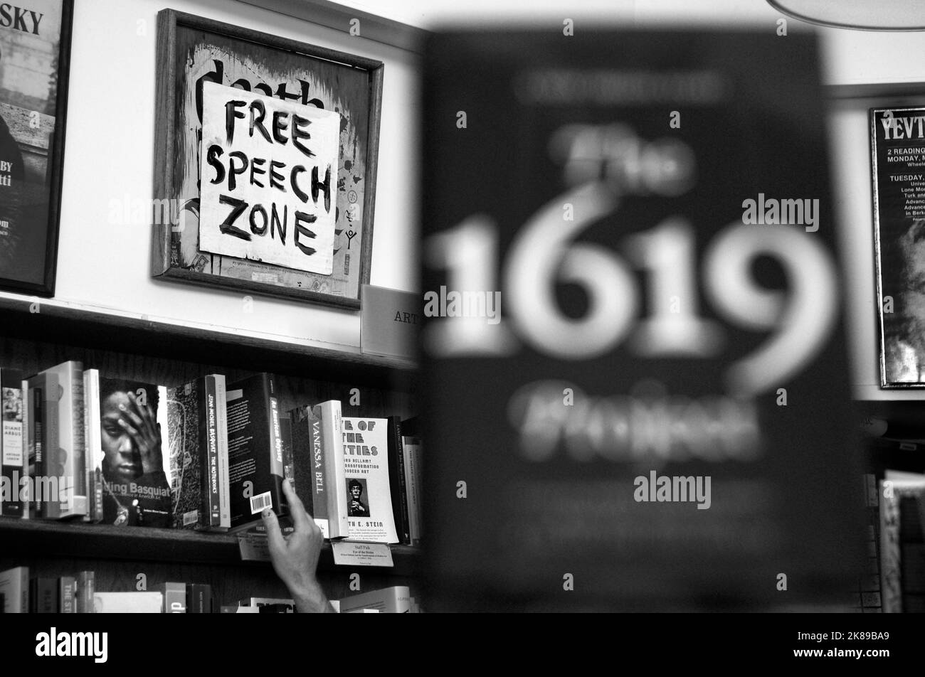 Copie del controverso libro 'The 1619 Project', in vendita nella 'Free Speech zone' presso il punto di riferimento City Lights Booksellers Shop a San Francisco. Foto Stock