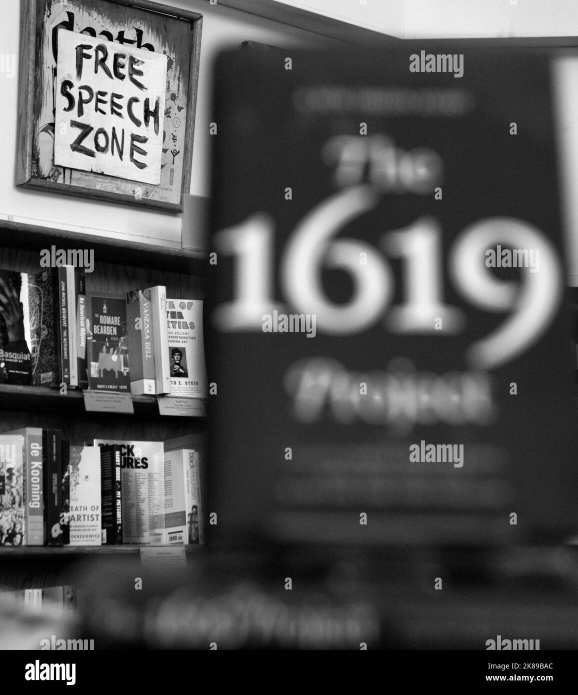 Copie del controverso libro 'The 1619 Project', in vendita nella 'Free Speech zone' presso il punto di riferimento City Lights Booksellers Shop a San Francisco. Foto Stock