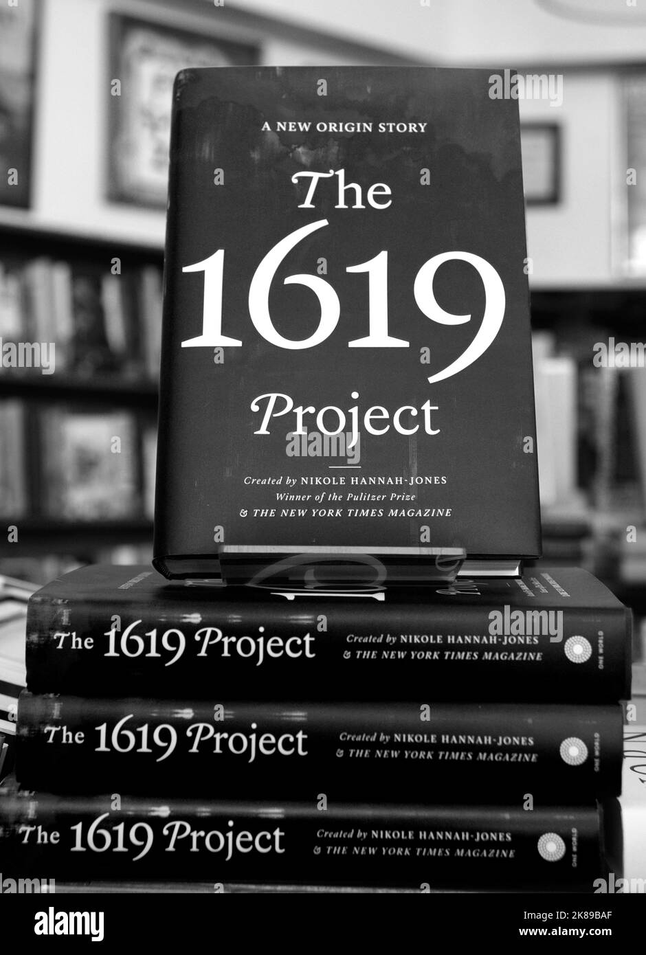 Copie del controverso libro 'The 1619 Project', in vendita nella 'Free Speech zone' presso il punto di riferimento City Lights Booksellers Shop a San Francisco. Foto Stock