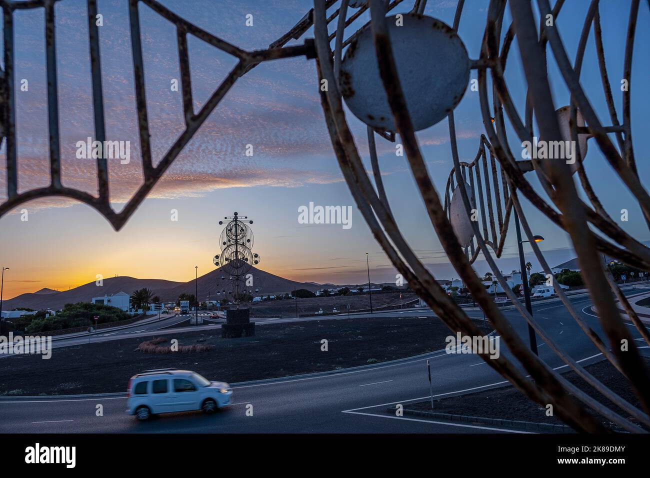 La scultura del vento sulla rete stradale pubblica al tramonto Cesar Manrique,Tahiche Lanzarote isole Canarie Spagna Foto Stock
