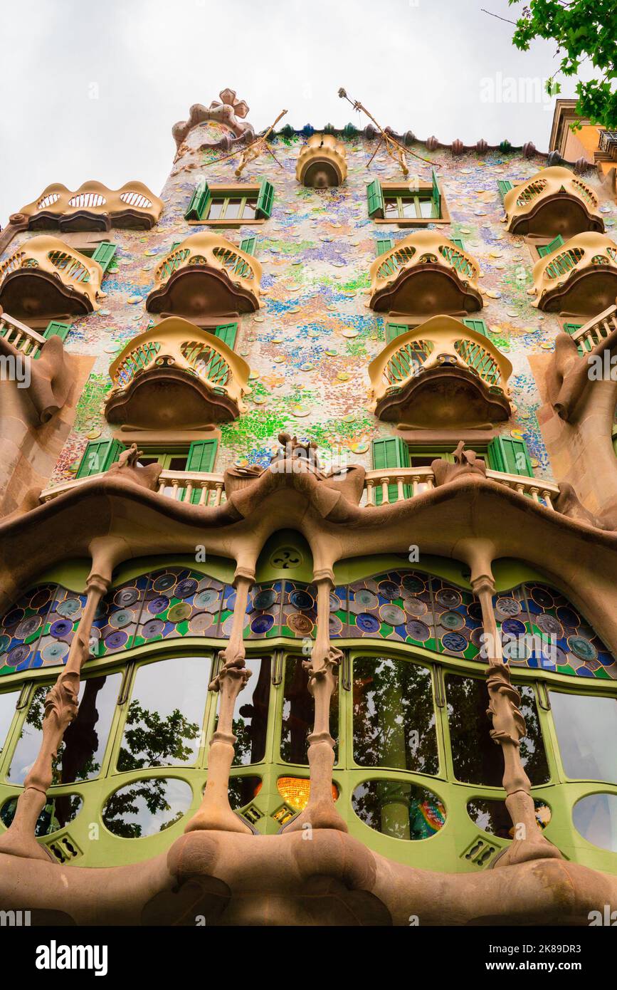Barcellona, Spagna - 21 aprile 2022: Vista della Casa Batllo di Guidi vista dalla strada Foto Stock