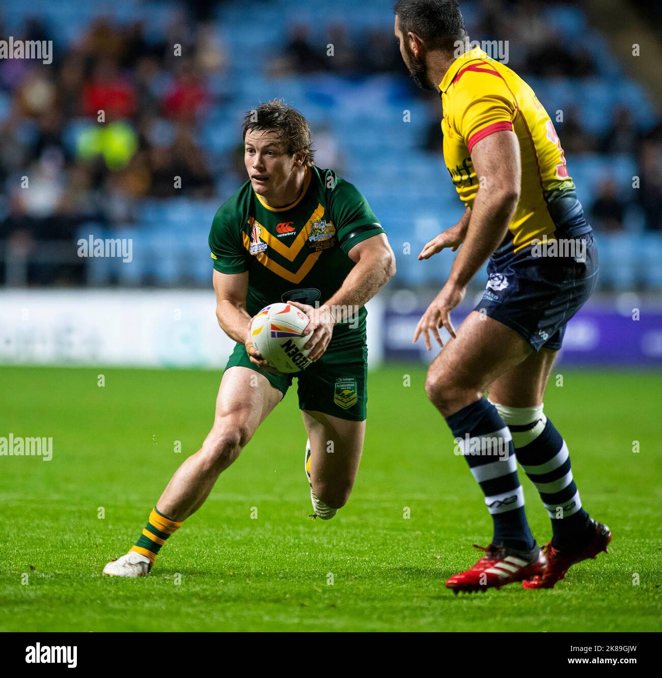 Coventry Inghilterra 21st ottobre: Harry Grant of Australia corre con la palla durante la Coppa del mondo di Rugby League 2021 tra Australia e Scozia alla Coventry Building Society Arena il 21st ottobre 2022 Australia 84: Scozia 0 Credit: PATRICK ANTHONISZ/Alamy Live News Foto Stock