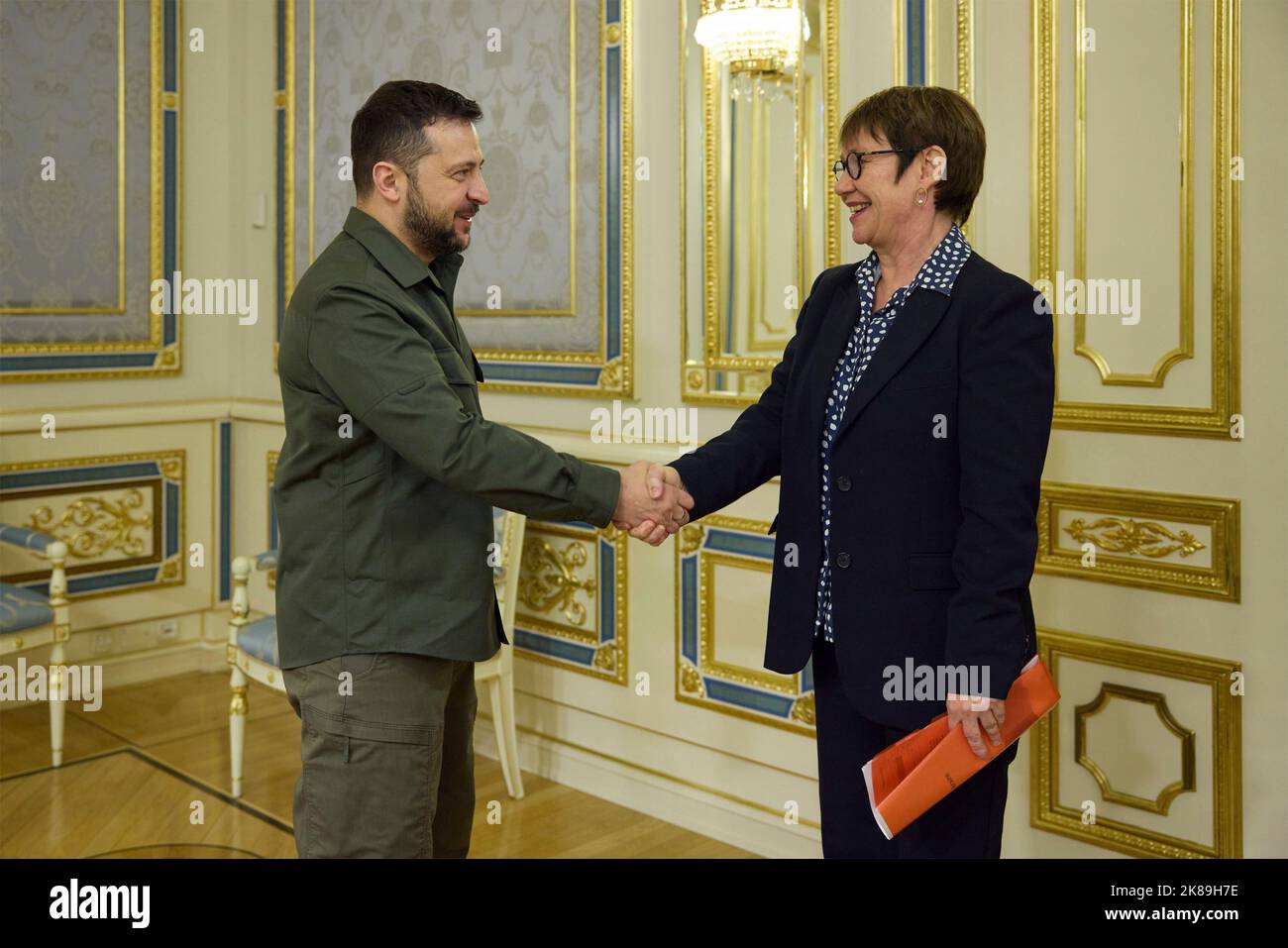 Kiev, Ucraina. 21st Ott 2022. Il presidente ucraino Volodymyr Zelenskyy, a sinistra, scuote le mani con il presidente della Banca europea per la ricostruzione e lo sviluppo Odile Renaud-basso, a destra, prima dell'inizio di un incontro al Palazzo Mariinsky, 21 ottobre 2022 a Kyiv, Ucraina. Credit: Presidenza Ucraina/Ufficio stampa presidenziale Ucraina/Alamy Live News Foto Stock