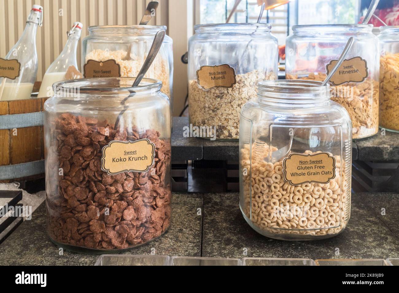 Cereali per la colazione a buffet dell'hotel a Iloilo City, Filippine Foto Stock