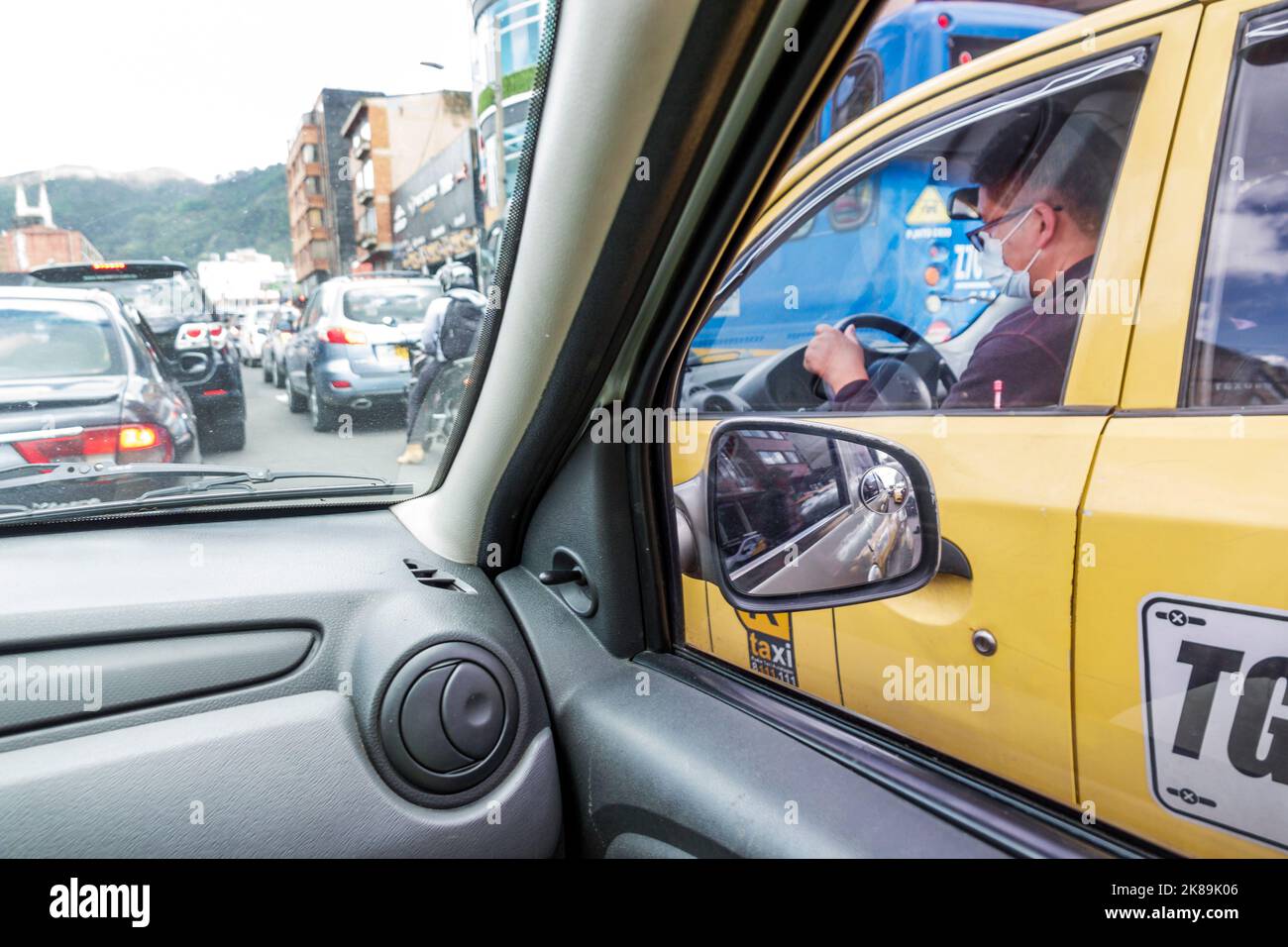 Bogota Colombia,Teusaquillo Calle 63 Uber ride,taxi taxi taxi tassicab lavoratori lavoro lavoro lavoro lavoro lavoro lavoro personale carriera carriera lavoro lavoro, m Foto Stock