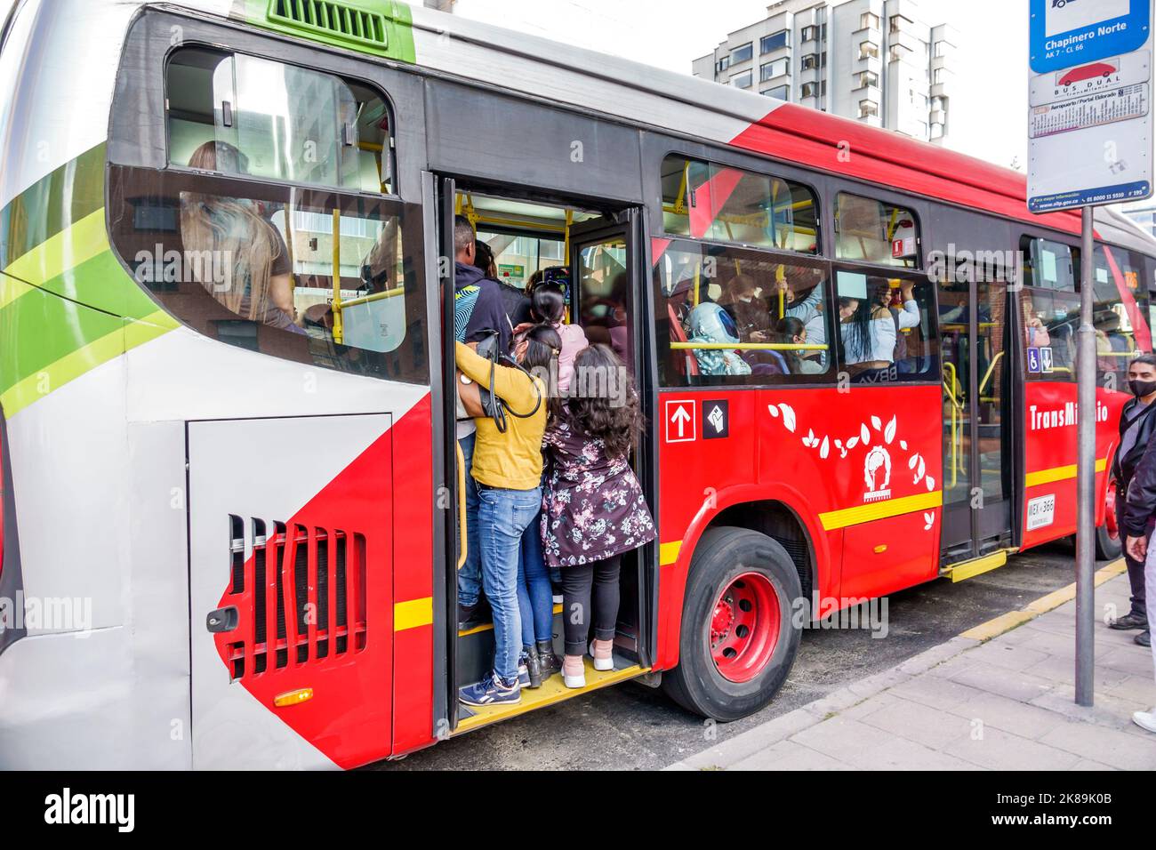 Bogota Colombia, Chapinero Norte Avenida Carrera 7, Transmilenio autobus pubblico sovraffollata imballato spingendo schiacciante rider passeggeri commu Foto Stock