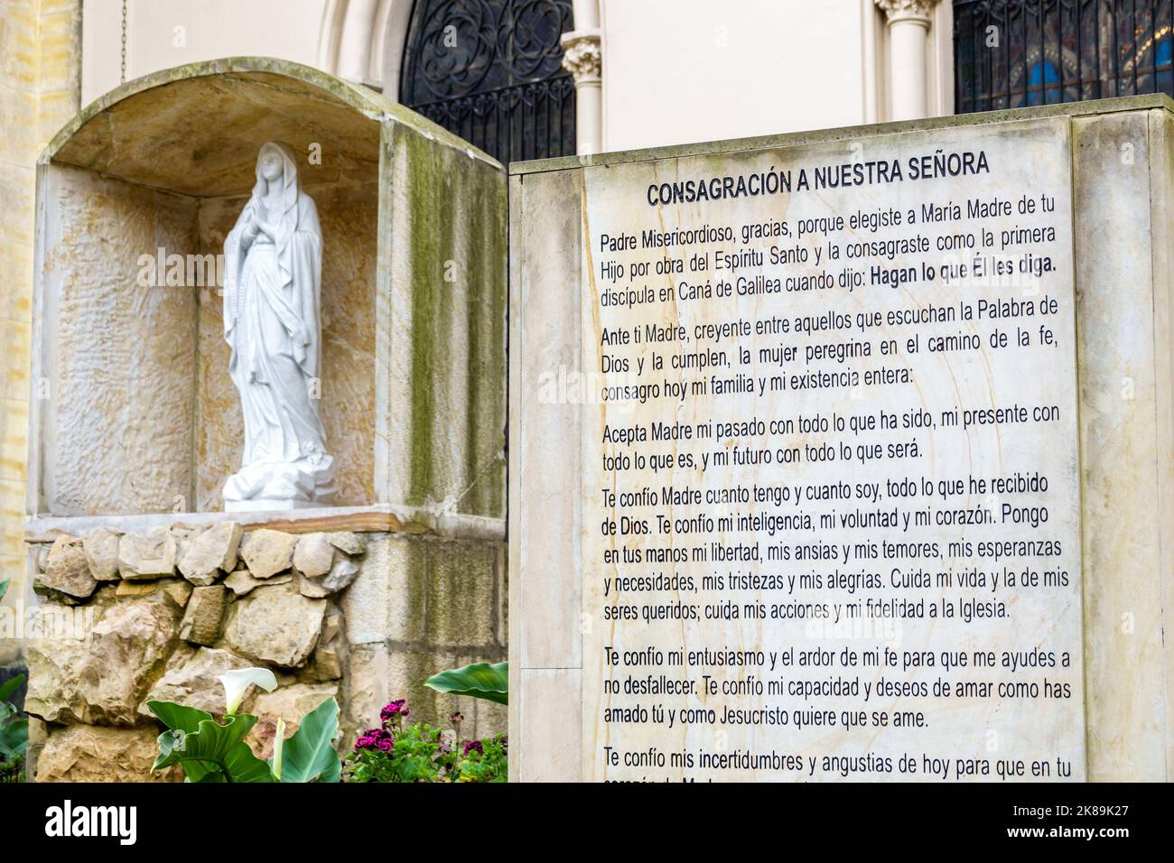 Bogota Colombia,Chapinero Norte Calle 64 Basilica Menor Nuestra Senora de Lourdes Chiesa Parrocchiale di nostra Signora statua cattolica memoriale, esterno, col Foto Stock
