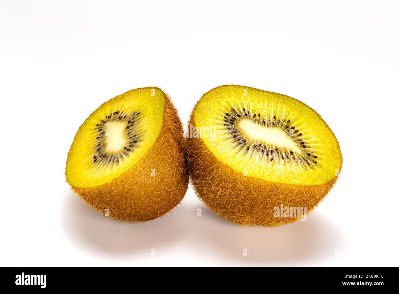 Due metà di kiwi freschi maturi dolci o kiwifruit o uva spina cinese su sfondo bianco Foto Stock