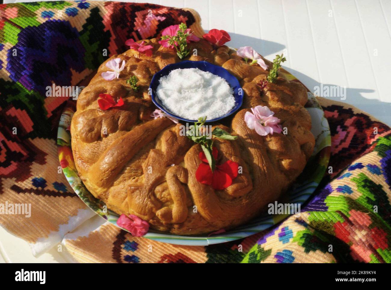 Pane tondeggiante intrecciato. Pane e sale, tradizionale e accogliente consuetudine in Romania. Foto Stock