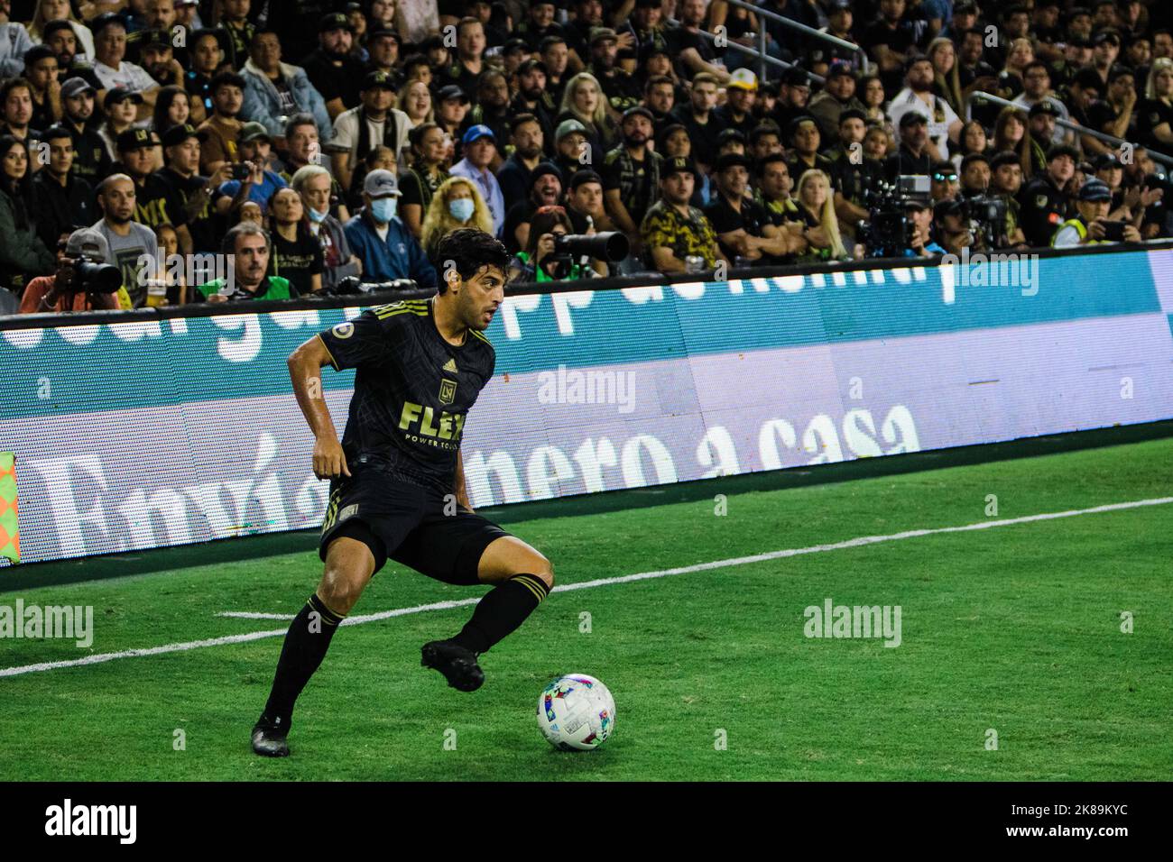 Los Angeles, California, Stati Uniti. 20th Ott 2022. Carlos vela di LAFC sibila la palla durante una partita contro LA Galaxy al Banc of California Stadium il 20th ottobre 2022 a Los Angeles, California (Credit Image: © Alex Cave/ZUMA Press Wire) Foto Stock