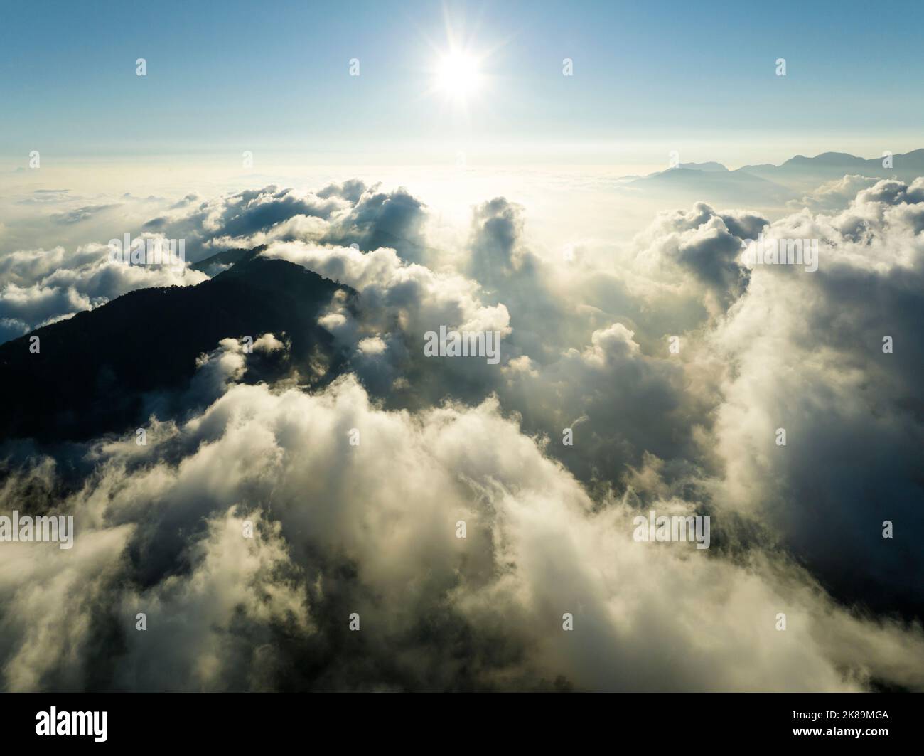 Vista aerea delle montagne e delle nuvole al tramonto in estate. Hehuan montagna, Taiwan. Foto Stock