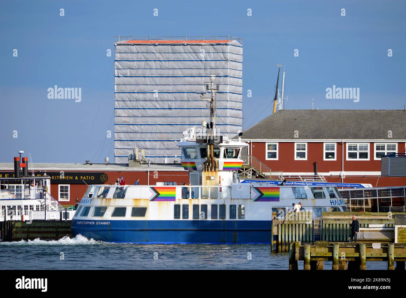 Traghetto passeggeri Halifax Transit 'Christopher Stannix' con livrea LGBT PRIDE flag, nella foto al terminal dei traghetti di Halifax nel luglio 2022 Foto Stock