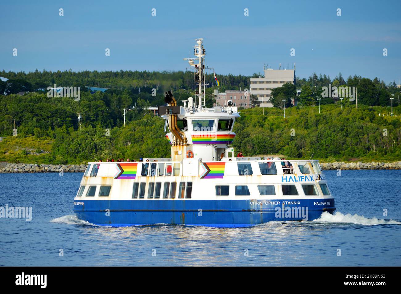 Traghetto passeggeri Halifax Transit 'Christopher Stannix' con livrea LGBT PRIDE flag, nella foto di Halifax Harbour nel luglio 2022 Foto Stock