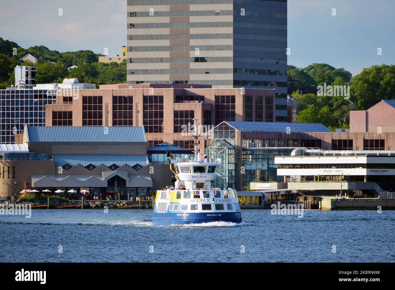 Il traghetto Halifax Transit 'Craig Blake' parte dal terminal dei traghetti di Alderney nel centro di Dartmouth, Nuova Scozia, Canada, con Alderley Landing sullo sfondo. Foto Stock