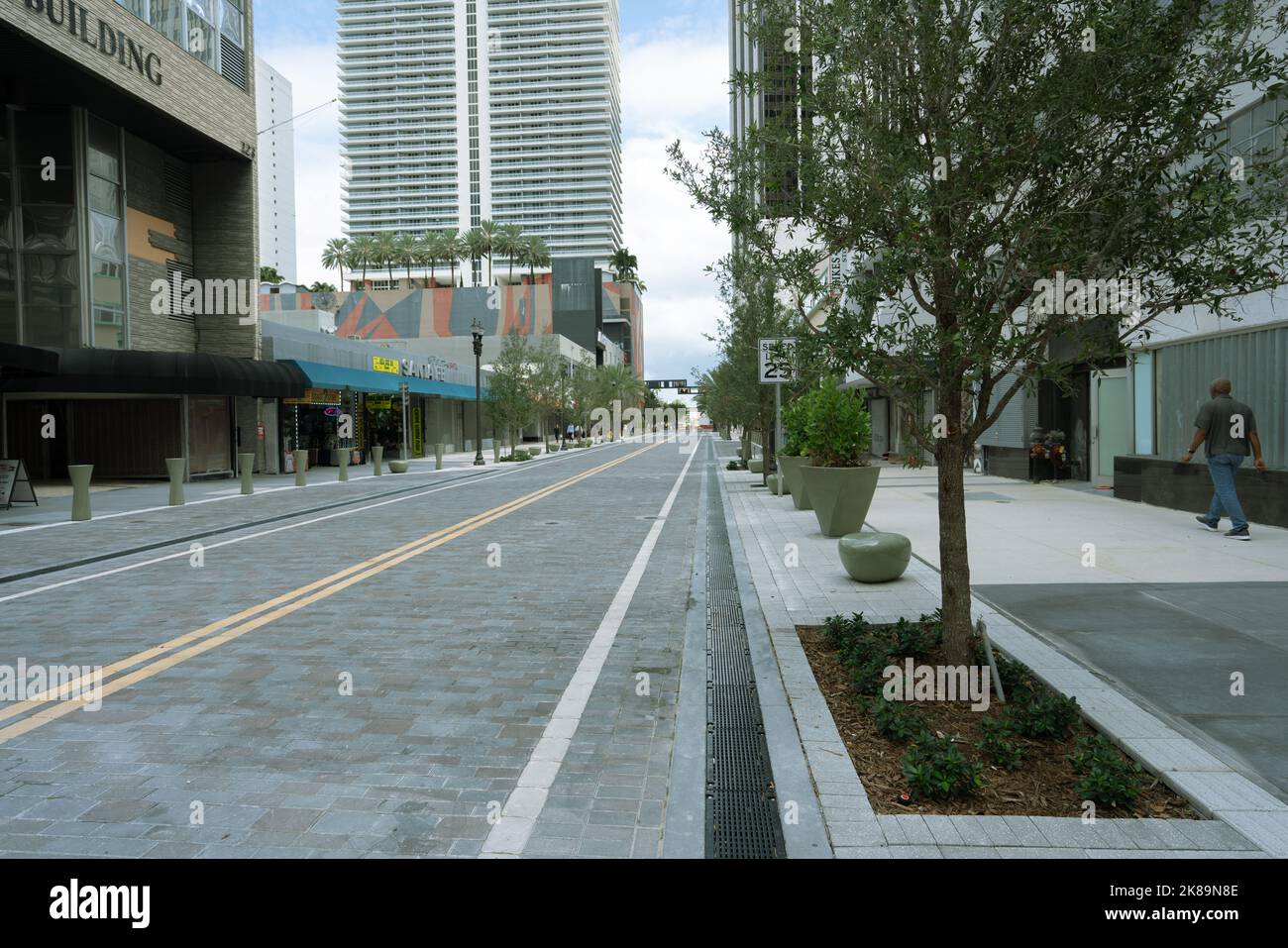Vista di East Flagler Street, recentemente rimodernata, nell'area del centro di Miami. Foto Stock