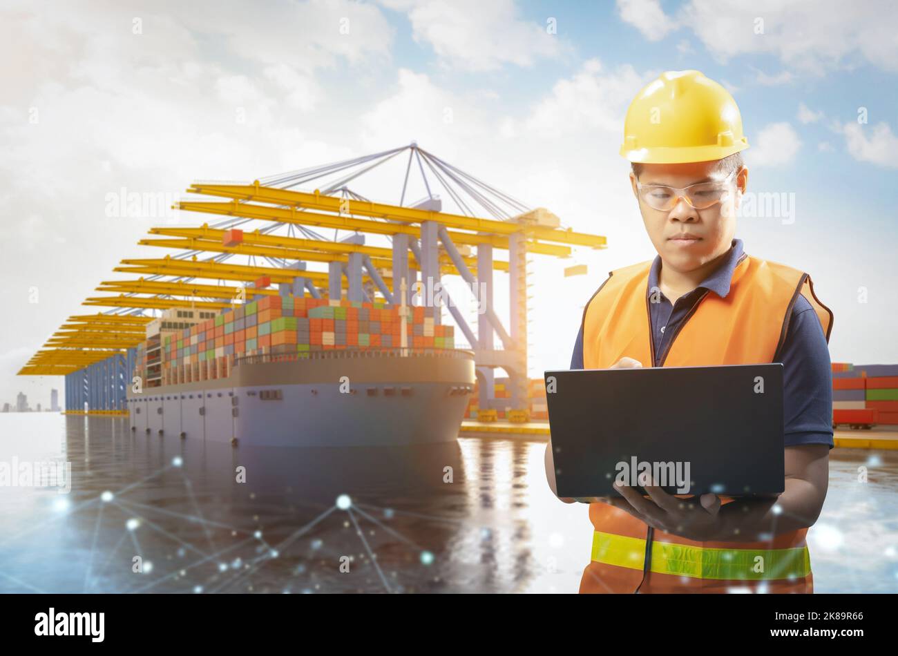 Ingegnere o lavoratore asiatico lavorare con notebook computer presso la porta del terminale container Foto Stock