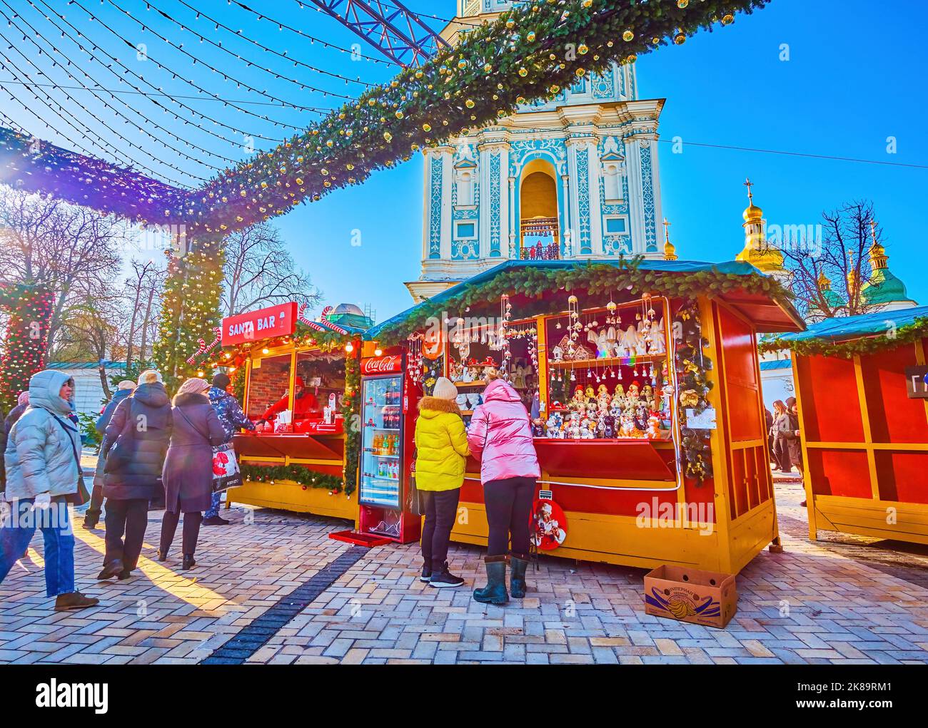 KIEV, UCRAINA - 2 GENNAIO 2022: Le bancarelle di cibo alla Fiera di Natale in Piazza Santa Sofia, il 2 gennaio a Kiev, Ucraina Foto Stock