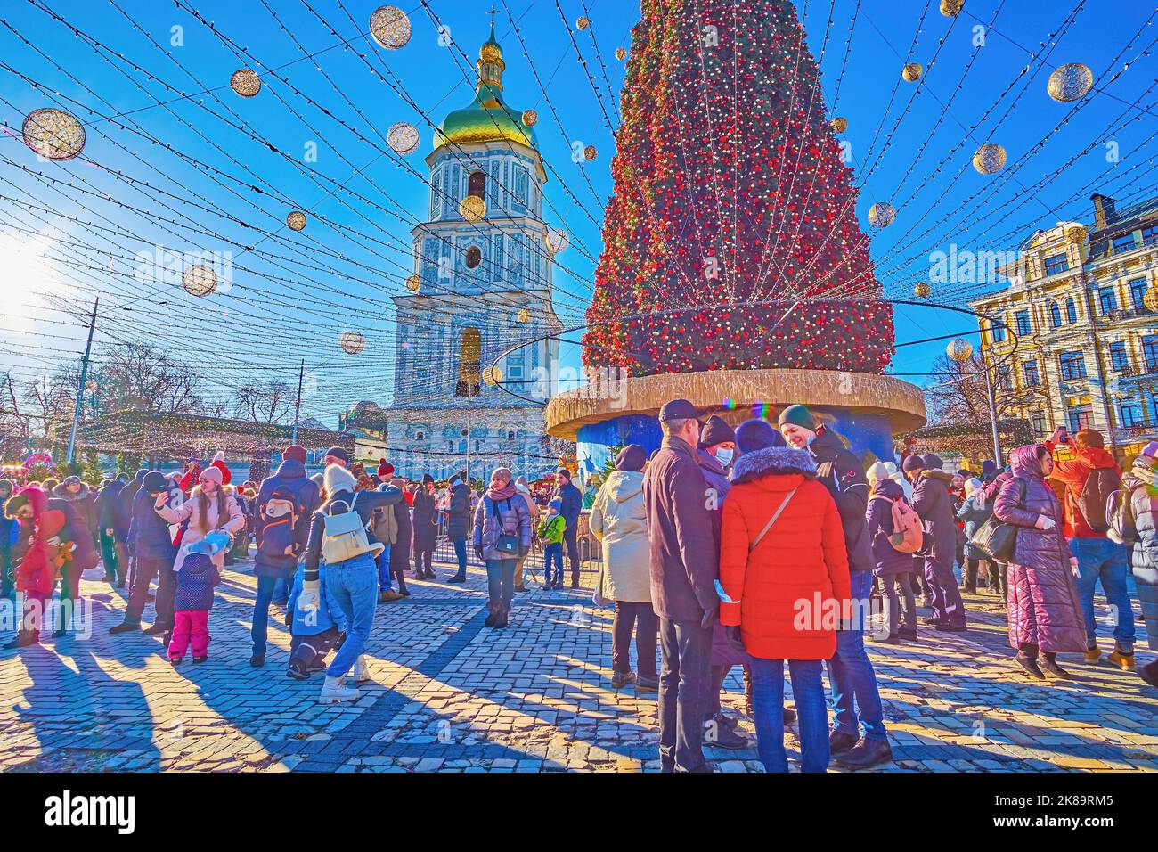 KIEV, UCRAINA - 2 GENNAIO 2022: Il principale albero di Natale in decorazioni di colore lucido contro il campanile medievale della Cattedrale di Santa Sofia, il 2 gennaio Foto Stock