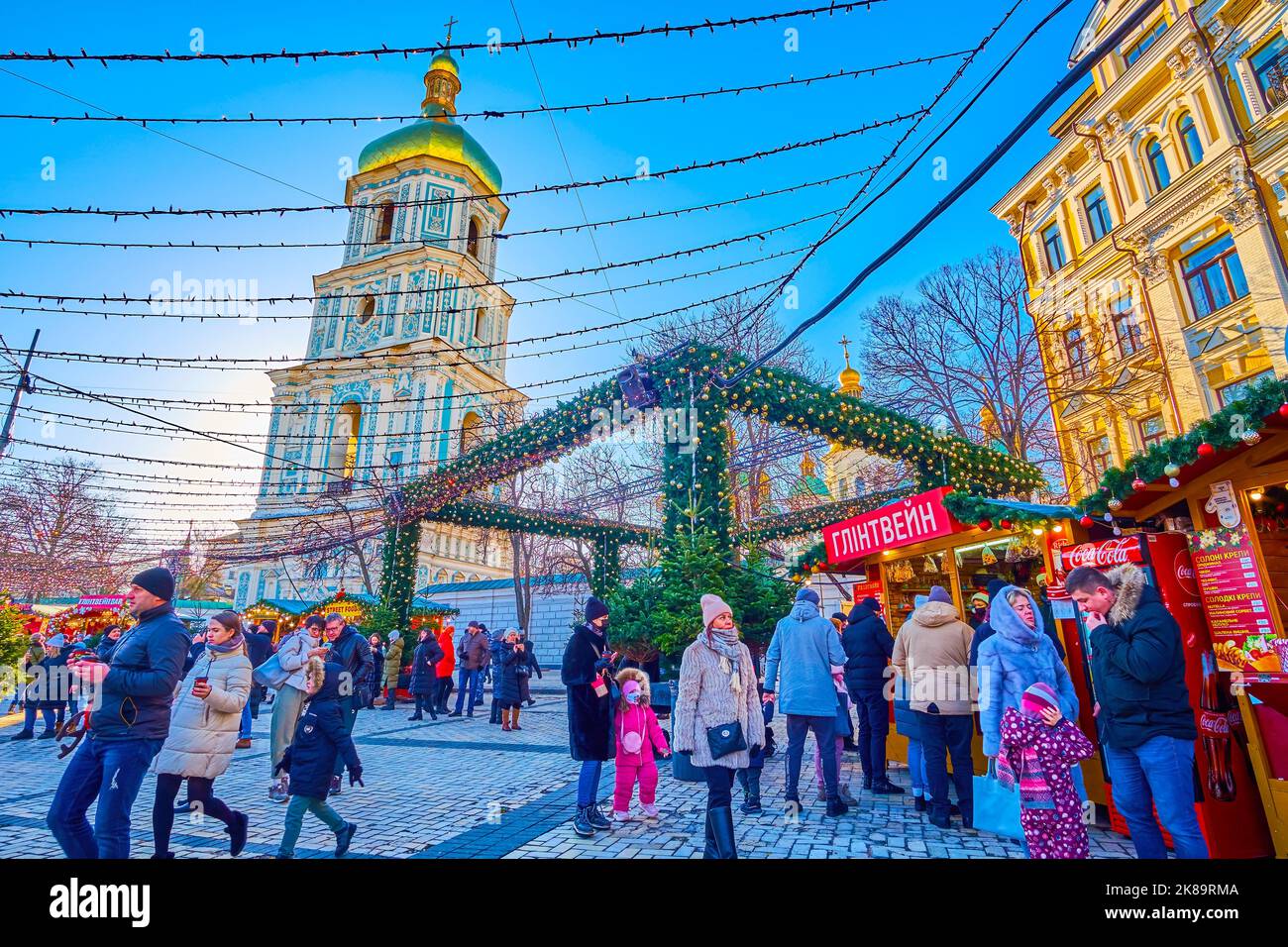 KIEV, UCRAINA - 2 GENNAIO 2022: Fiera di Natale in una giornata di sole, il 2 gennaio a Kiev, Ucraina Foto Stock