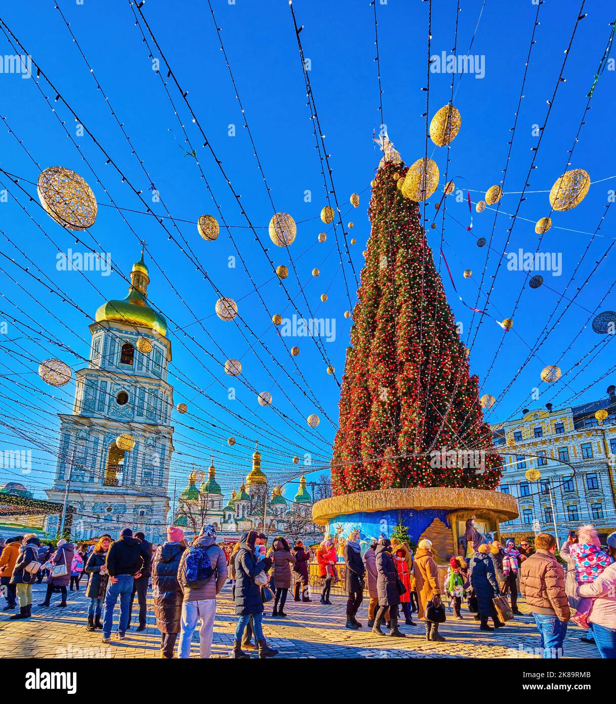 KIEV, UCRAINA - 2 GENNAIO 2022: Albero di Natale principale e Cattedrale di Santa Sofia, il 2 gennaio a Kiev, Ucraina Foto Stock
