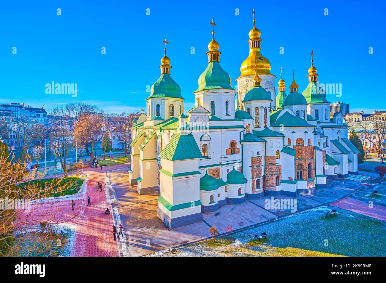 La Cattedrale medievale del complesso del monastero di Santa Sofia dal Campanile, Kyiv, Ucraina Foto Stock