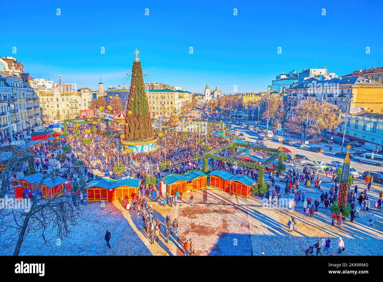 KIEV, UCRAINA - 2 GENNAIO 2022: Goditi la vista dall'alto dell'affollata Fiera di Natale con l'albero di Natale principale, il 2 gennaio a Kiev, Ucraina Foto Stock
