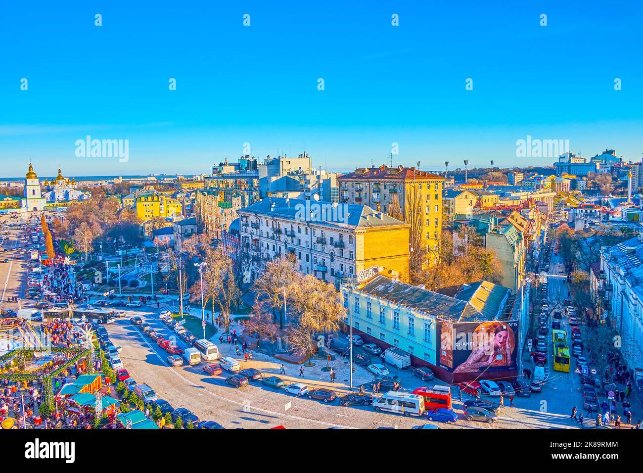 KIEV, UCRAINA - 2 GENNAIO 2022: Traffico di via Volodymyrska e fiera di Natale in Piazza Sophia, il 2 gennaio a Kiev, Ucraina Foto Stock